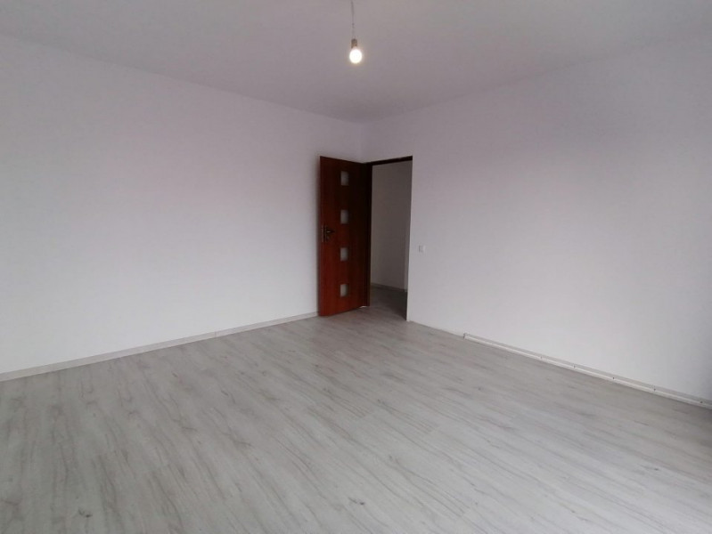 Apartament 3 camere decomandate, loc de parcare, statie STB