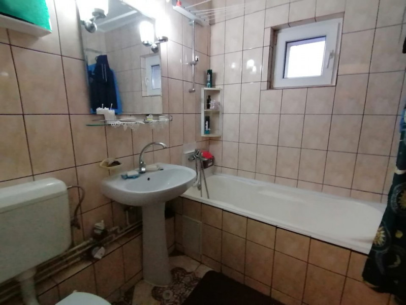 Apartament 3 camere de vanzare, Etaj 4, Bloc 1979, 2 Grupuri sanitare