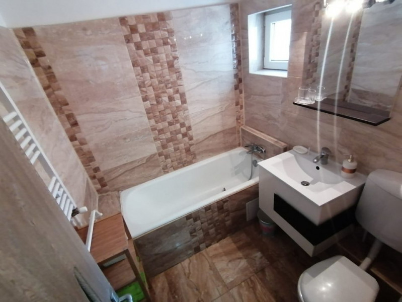 Apartament 3 camere decomandat, 2 grupuri sanitare, centrala termica