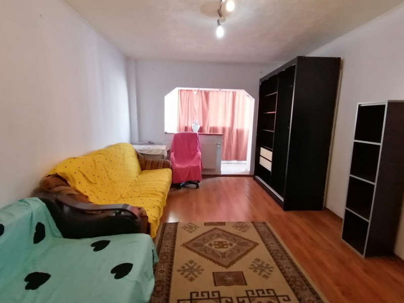 Apartament 3 camere decomandat de vanzare, 2 grupuri sanitare, liber