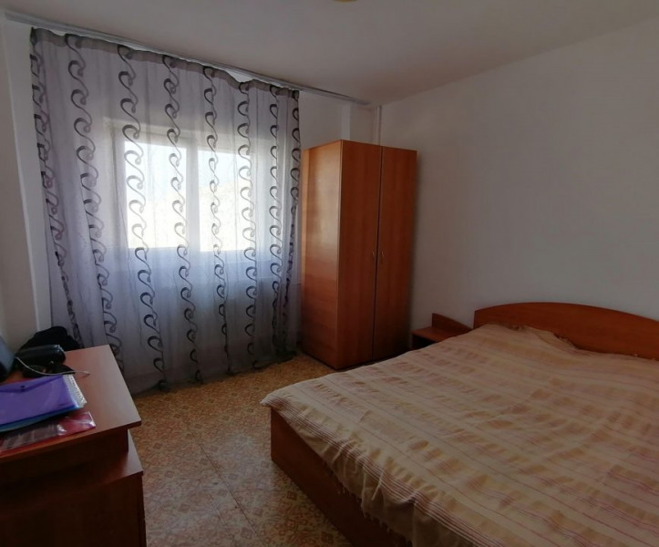 Apartament 3 camere decomandat de vanzare, 2 grupuri sanitare, liber