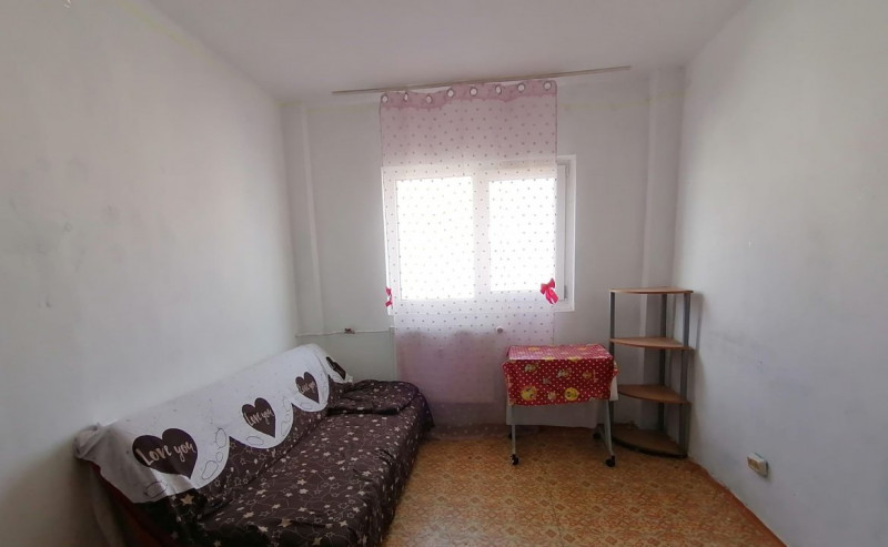 Apartament 3 camere decomandat de vanzare, 2 grupuri sanitare, liber