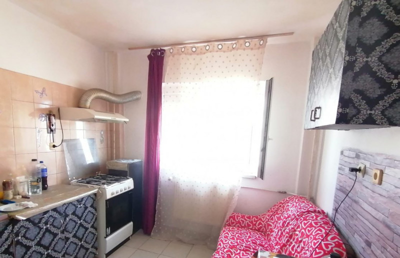 Apartament 3 camere decomandat de vanzare, 2 grupuri sanitare, liber