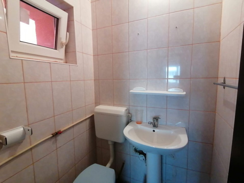 Apartament 3 camere decomandat de vanzare, 2 grupuri sanitare, liber