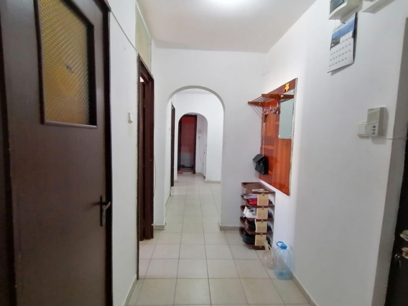 Apartament 3 camere decomandat de vanzare, 2 grupuri sanitare, liber