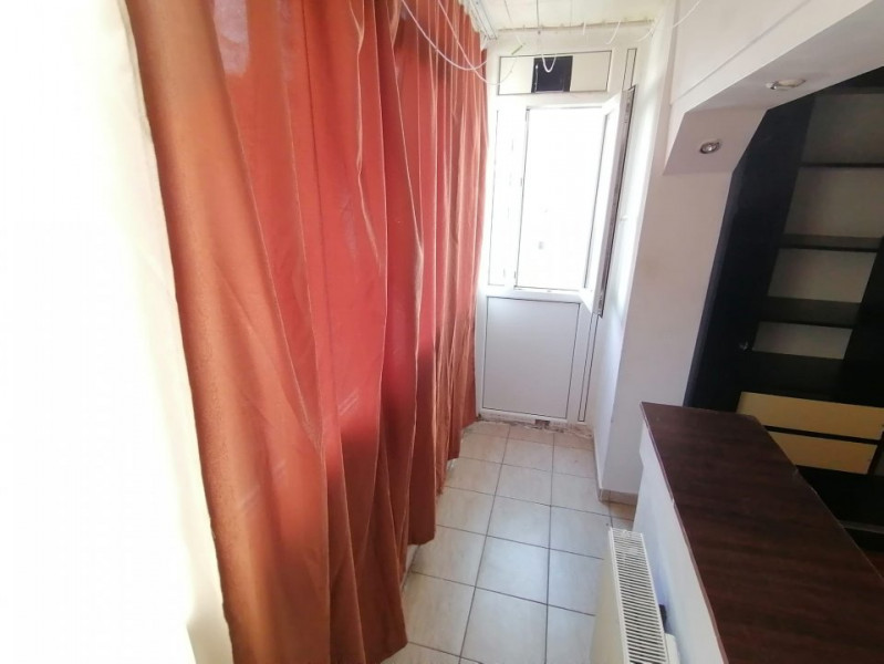 Apartament 3 camere decomandat de vanzare, 2 grupuri sanitare, liber