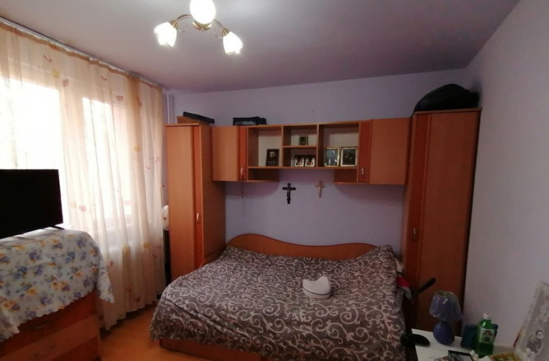 Apartament 3 camere semidecomandate, etaj 3/4, zona Titan