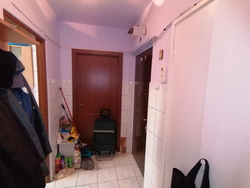 Apartament 3 camere semidecomandate, etaj 3/4, zona Titan