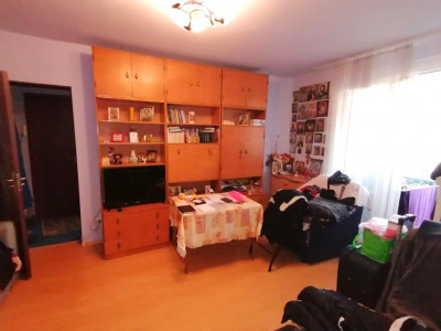 Apartament 3 camere semidecomandate, etaj 3/4, zona Titan