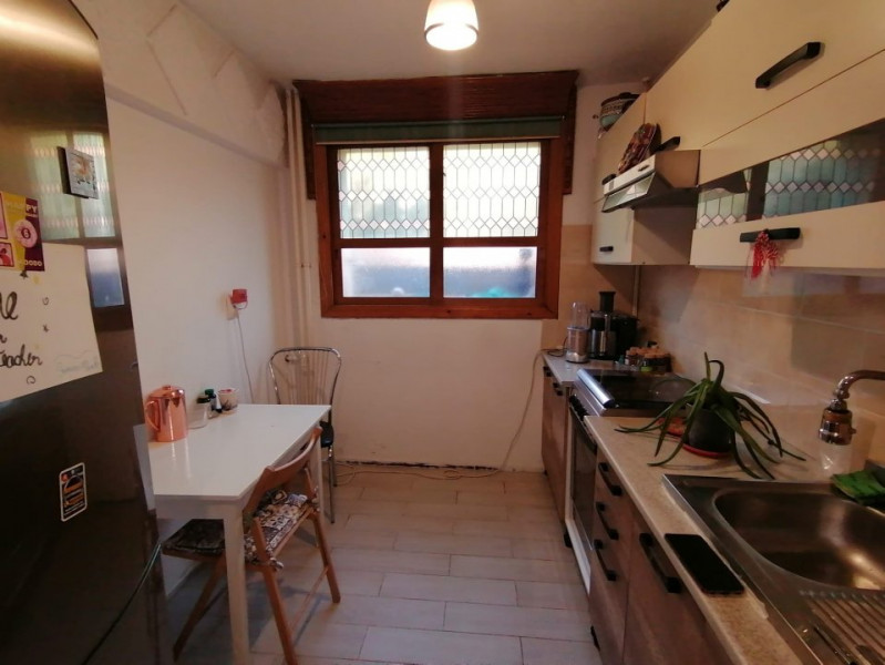 Apartament 3 camere semidecomandat, Etaj 1/4, metrou Titan