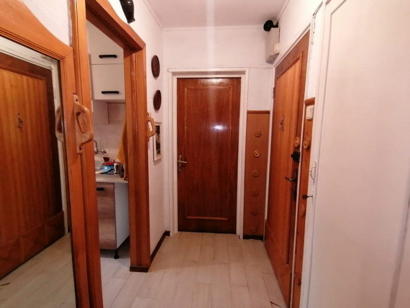 Apartament 3 camere semidecomandat, Etaj 1/4, metrou Titan