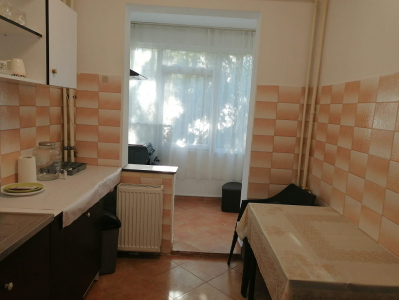 Apartament 2 camere decomandat, Etaj 1, acces metrou 1 Decembrie