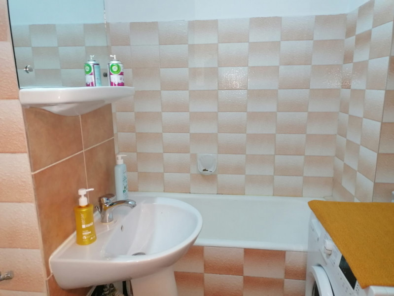 Apartament 2 camere decomandat, Etaj 1, acces metrou 1 Decembrie