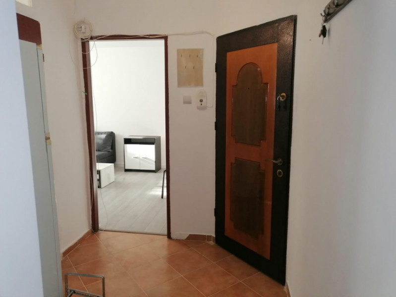 Apartament 2 camere decomandat, Etaj 1, acces metrou 1 Decembrie