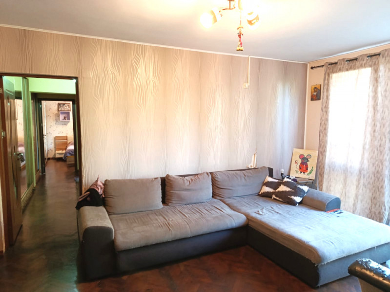 Apartament 3 camere semidecomandat, partial mobilat, zona Titan