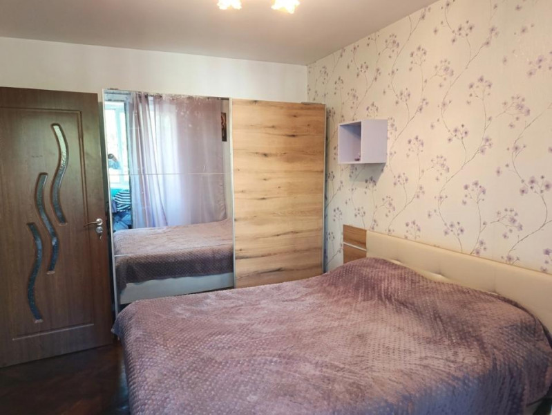 Apartament 3 camere semidecomandat, partial mobilat, zona Titan