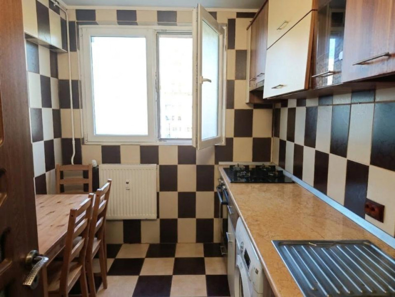Apartament 3 camere semidecomandat, partial mobilat, zona Titan