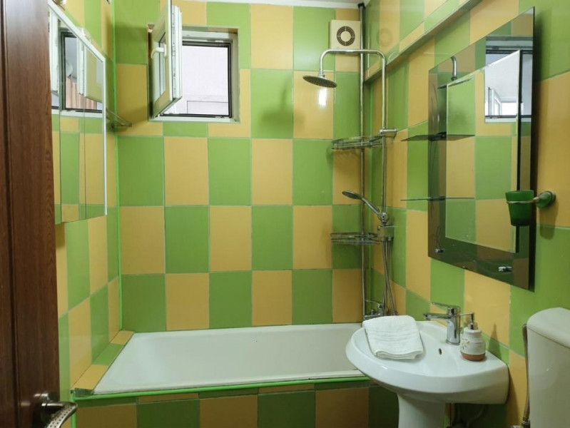 Apartament 3 camere semidecomandat, partial mobilat, zona Titan