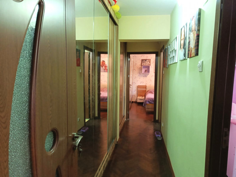 Apartament 3 camere semidecomandat, partial mobilat, zona Titan