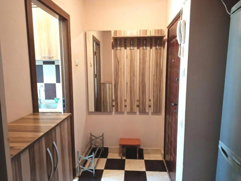 Apartament 3 camere semidecomandat, partial mobilat, zona Titan