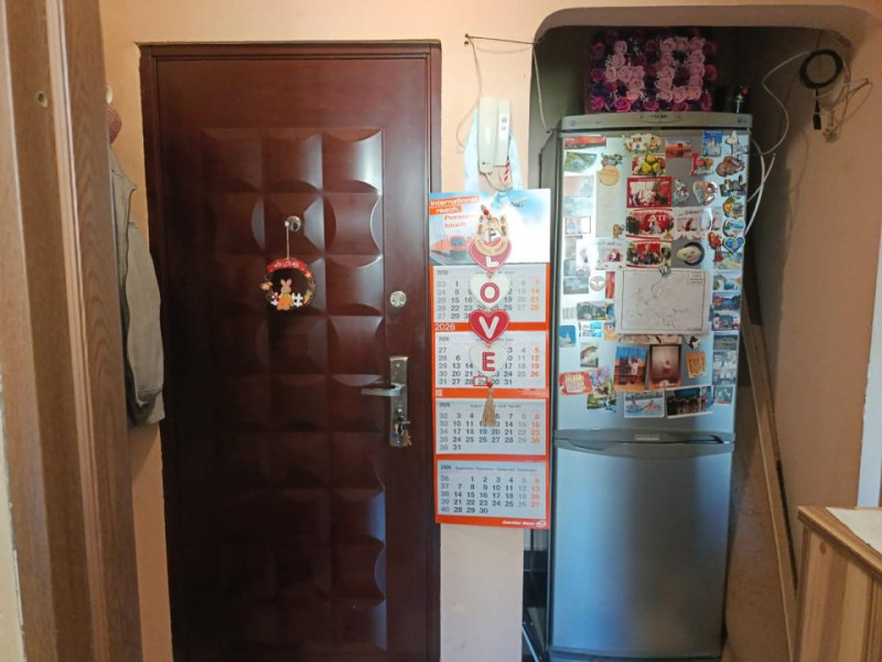 Apartament 3 camere semidecomandat, partial mobilat, zona Titan