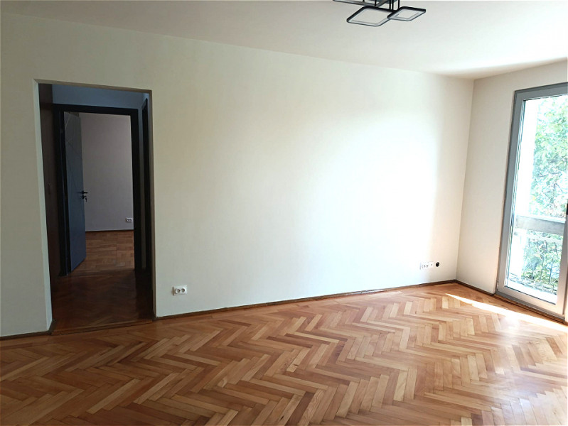 Vanzare apartament 3 camere, renovat complet, Piata Minis / Titan