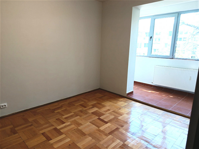 Vanzare apartament 3 camere, renovat complet, Piata Minis / Titan